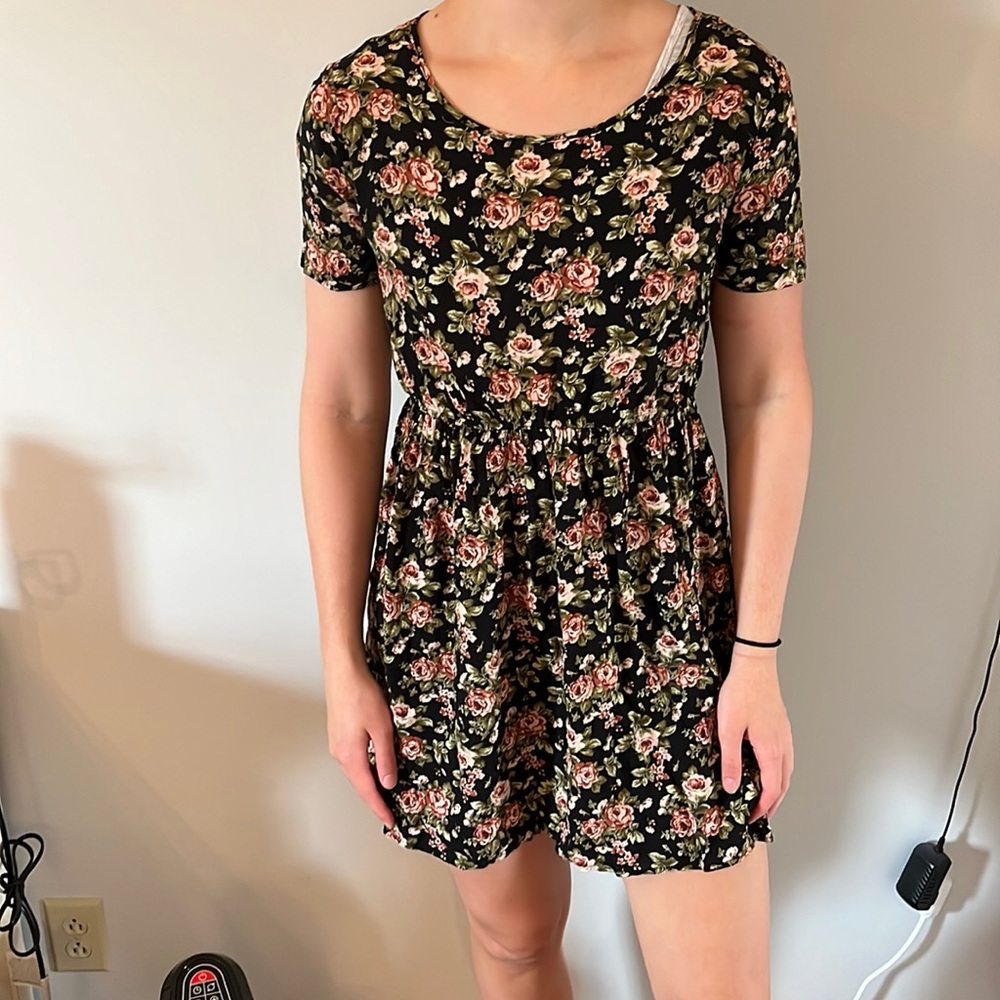 Forever 21 floral dress size Large but is cute as a oversized small/ medium